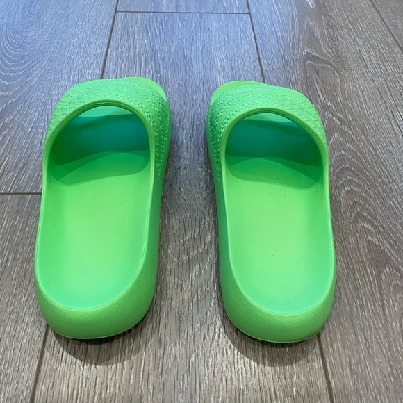Size 8 adidas Adilette Ayoon slides in solar green - Picture 9 of 10